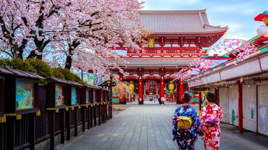 japan_tokyo_asakusa_sensoji-tempel_wijk_kimono_geisha_shutterstock