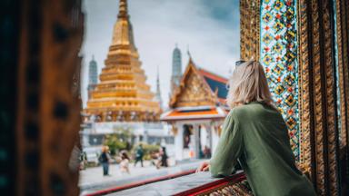 Thailand, Bangkok, Wat Phra Kaew, reiziger - GettyImages-1449522453