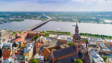 polen_baltische-staten_letland_riga_stad_oude-centrum_bovenaanzicht_kerktoren_rivier_daugava_boot_brug_getty
