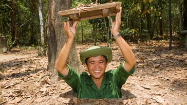 vietnam_dong-nam-bo_saigon_ho-chi-minh-city_cu-chi-tunnels_man_soldaat_ingang-tunnel