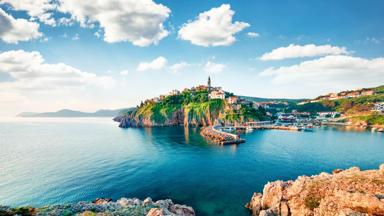 kroatie_krk-eiland_vrbnik_vakantie-kvarner-eilanden_aanzicht-stad_zee_rots_shutterstock