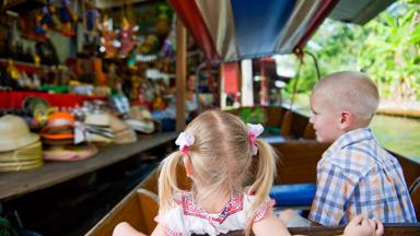 Thailand_Bangkok_familie_drijvende markt_longtailboot_jongen en meisje_shutterstock.jpg