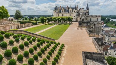 frankrijk_loire_kasteel-amboise_voorkant_tuin-looppad_shutterstock