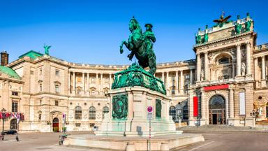 oostenrijk_wenen_hofburg_paleis_standbeeld_shutterstock_469217426