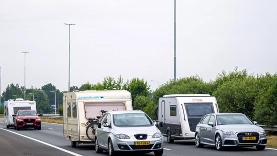 Verkeersdrukte vakantieverkeer (met caravan).