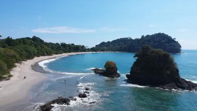 costa-rica_quepos_manuel-antonio-national-park_kust-rotsen_shutterstock