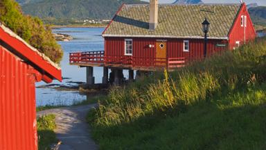 noorwegen_vissershutten_sfeer_rood_water