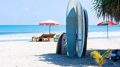 indonesie_bali_algemeen_strand_surfboard_ligstoel_b