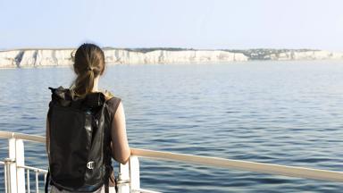 engeland_east-sussex_dover_ferry_vrouw_rugzak_white-cliffs_kliffen_zee_reling_shutterstock_667544872