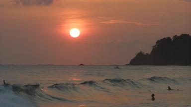 costa-rica_puntarenas_manuel-antonio_strand_zonsondergang_w