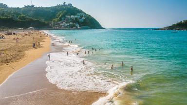 spanje_baskenland_san-sebastian_ondarreta-strand_mensen_getty