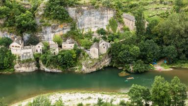 frankrijk_languedoc-roussillion_gorges-du-tarn_rivier-tarn_kano_rotsen_huizen_getty-530072233