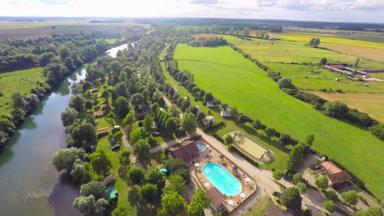 Frankrijk_Ounans_Camping_Huttopia_La_Plage_Blanche_Bovenaf