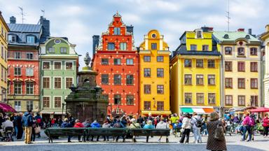 zweden_stockholm_stortorget_plein_gekleurde-huizen_mensen_beeld_getty