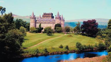 schotland_argyll-and-bute_inveraray_inveraray-castle_kasteel_rivier_GettyImages-89685558