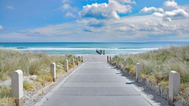 duitsland_noord-duitsland_rugen_ruegen_juliusruh_strandopgang_strand_zee_zand_zon_getty