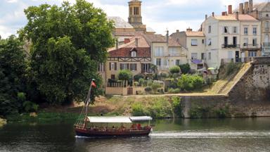 frankrijk_dordogne_bergerac_dorp_huizen_rivier_boot_shutterstock-1796921122