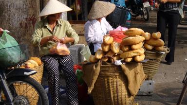 vietnam_hanoi_straatverkoper_local_stokbrood_f.JPG