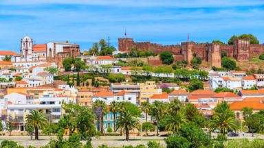 portugal_algarve_silves_stad_fort_palmbomen_shutterstock