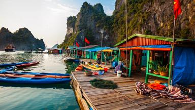 vietnam_Quang Ninh_halong bay_vissersdorp_GettyImages-642291379