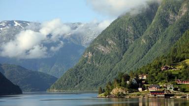 noorwegen_vestland_hardangerfjord_water_huisjes_gebergte_shutterstock