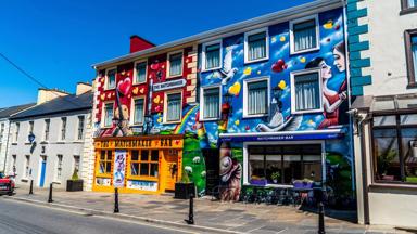 ierland_county_clare_lisdoonvarna_gekleurde-huizen_tourism_ireland