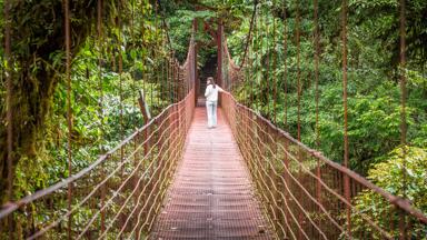 costa-rica_puntarenas_monteverde_hangbrug_toerist_b