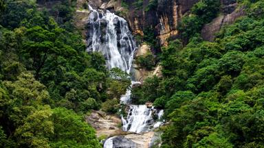 sri-lanka_ella_rawana-waterval_rotsen_shutterstock_1344351629