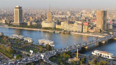 egypte_cairo_overzicht_stad_skyline_brug_weg_auto_drukte_shutterstock