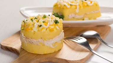 peru_eten_peruaans-gerecht_causa-a-la-limena_aardappel_shutterstock_1432628606