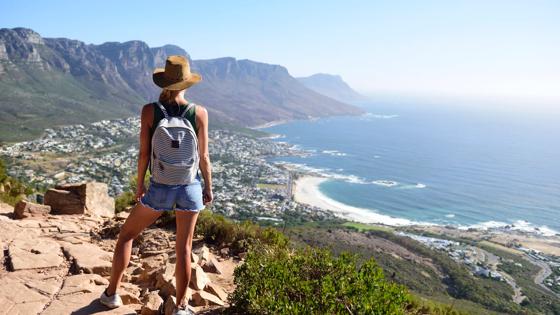 zuid-afrika_west-kaap_uitzicht_vrouw_zee_tafelberg_stad_kust_getty