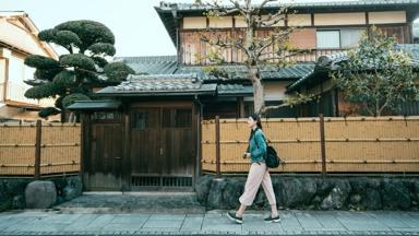 japan_honshu_kyoto_straatbeeld_reiziger_vrouw_fotograferen_shutterstock