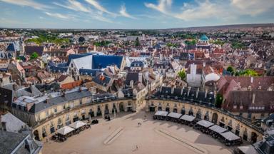 frankrijk_bourgogne_dijon_place-de-la-liberation_plein-bovenaanzicht-stad_shutterstock