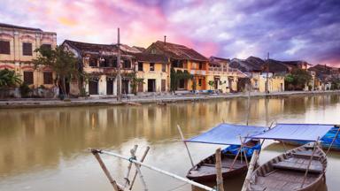 vietnam_hoi-an_centrum_straatbeeld_oude-huizen_kade_rivier_b.jpg