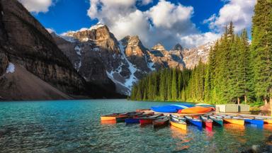 canada_alberta_rocky-mountains_moraine-lake_banff-nationaal-park_kanos_shutterstock