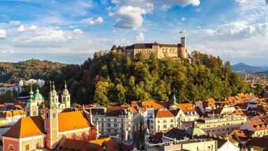 slovenie_osrednjeslovenska_ljubljana_kasteel_kerk_huizen_heuvel_shutterstock_758874292.jpg