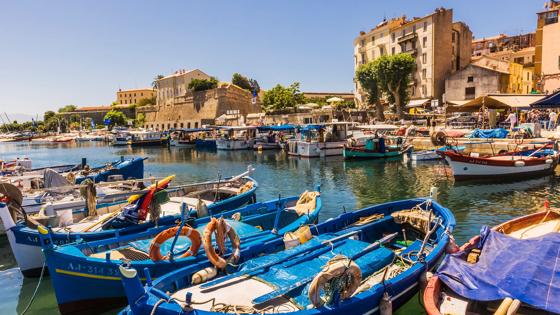 frankrijk_corsica_ajaccio_tino-rossi-haven_bootjes_kade_citadel_GettyImages-688167467