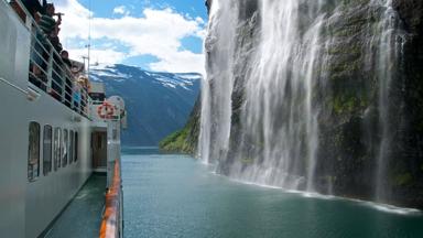 noorwegen_more-og-romsdal_geirangerfjord_waterval_rondvaartboot_mensen