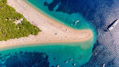 kroatie_midden-dalmatie_brac_zlatni-rat_strand_bos_zee_zwemmen_boot_mensen_getty