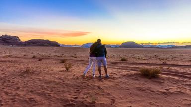 jordanie_wadi rum_stel bij zonsondergang_b