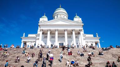 finland_helsinki_domkerk_onderaanzicht_trap_toeristen_getty