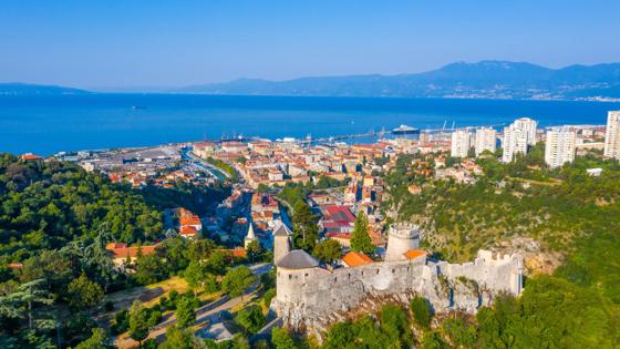 kroatie_dalmatie_rijeka__Oud Trsat-Kasteel-luchtfoto_kasteel_bergen_bomen_shutterstock