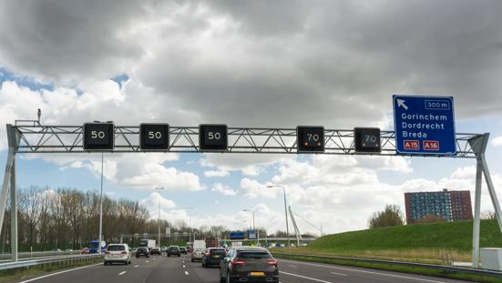 Verkeersdrukte op Nederlandse snelweg.