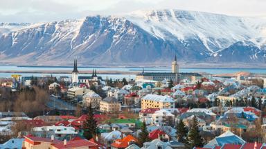 ijsland_reykjavik_luchtfoto_daken_bergen_shutterstock