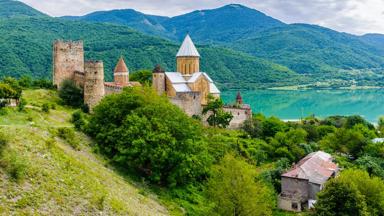 georgie_aragvi-rivier_ananuri-kasteel_shutterstock (1)