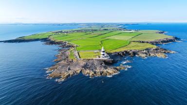 ierland_county-wexford_hook-peninsula_vakantie_zuidoost-ierland_hook-head-vuurtoren_luchtfoto_kust_shutterstock