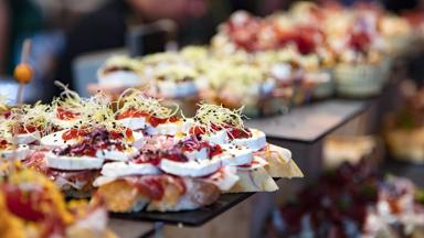 Spanje, Baskenland, Bilbao, pintxos - GettyImages-870470562