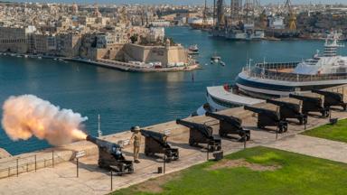 malta_valletta_upper-barrakka-gardens_saluting-battery_kanonnen_man_uitzicht-stad_visit-malta.jpg