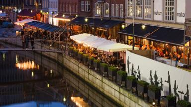 denemarken_jutland_aarhus_terras_restaurant_avond_centrum_kanaal_brug_getty-618572015