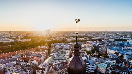 letland_riga-uitzicht_kerktoren_stad_gekleurde-huizen_park_zonsondergang_rechtenvrij